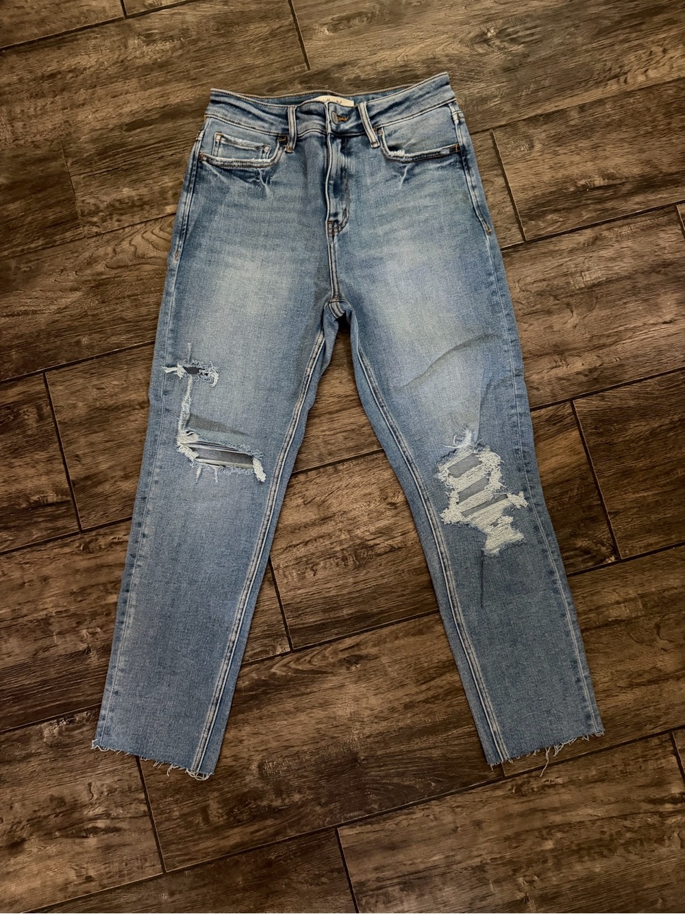 Buckle Willow + Root Mom
Jeans 28 Blue Light Wash Distressed Ripped Denim